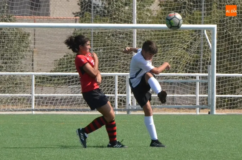 Foto 4 - El Ciudad Rodrigo disputa una tanda de amistosos contra el Salamanca FF con Rub&eacute;n en el recuerdo  