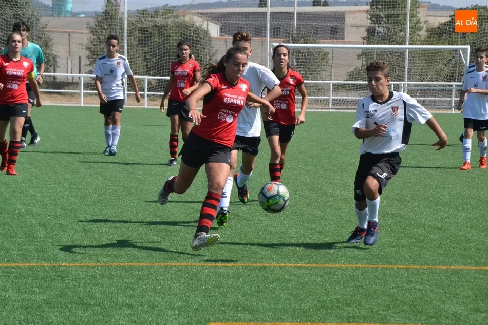 Foto 3 - El Ciudad Rodrigo disputa una tanda de amistosos contra el Salamanca FF con Rub&eacute;n en el recuerdo  
