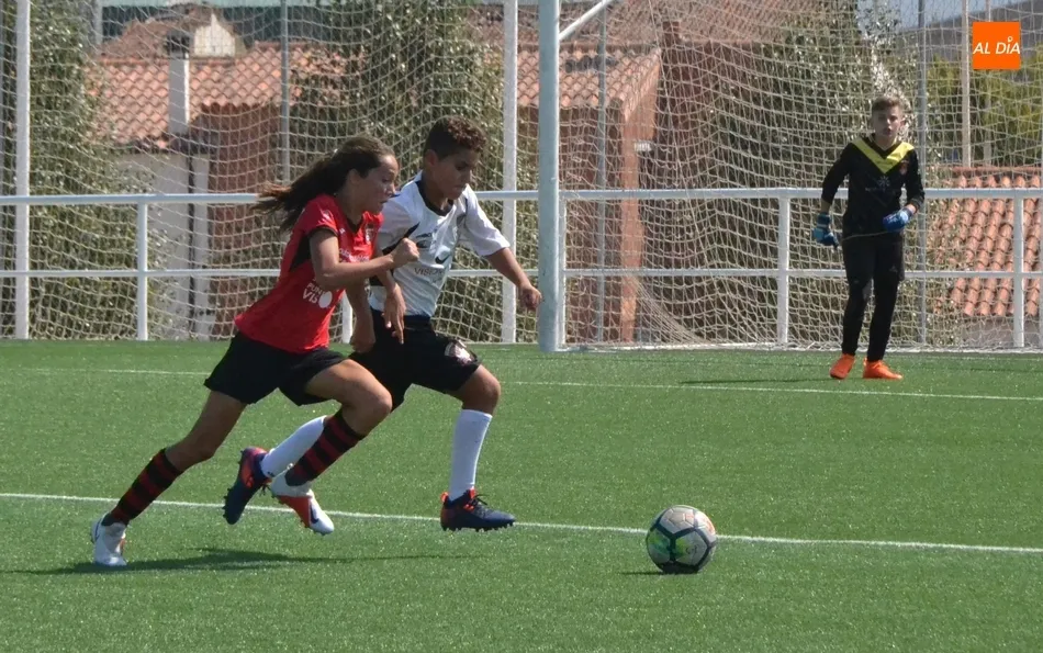 Foto 2 - El Ciudad Rodrigo disputa una tanda de amistosos contra el Salamanca FF con Rub&eacute;n en el recuerdo  