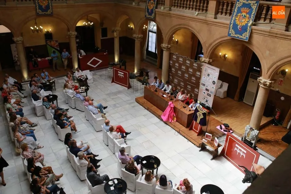 Foto 4 - &lsquo;Los Aperitivos Taurinos del Casino&rsquo; reivindican a los ausentes de la Feria con otro lleno de...