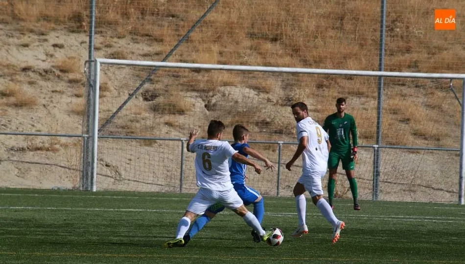 Acción del encuentro disputado esta tarde en Los Cuernos. Fotos: Alberto Martín