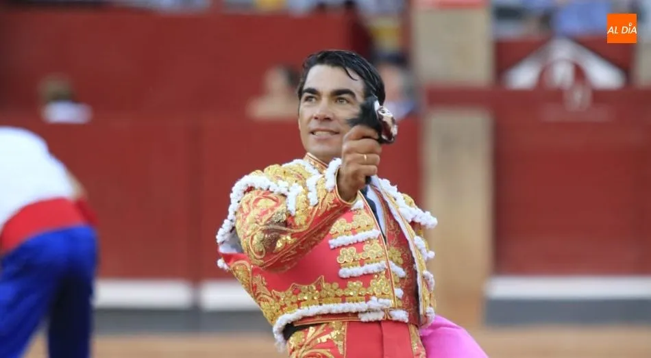 López Chaves saluda con la oreja que cortó a su segundo toro. Foto: Miguel Hernández