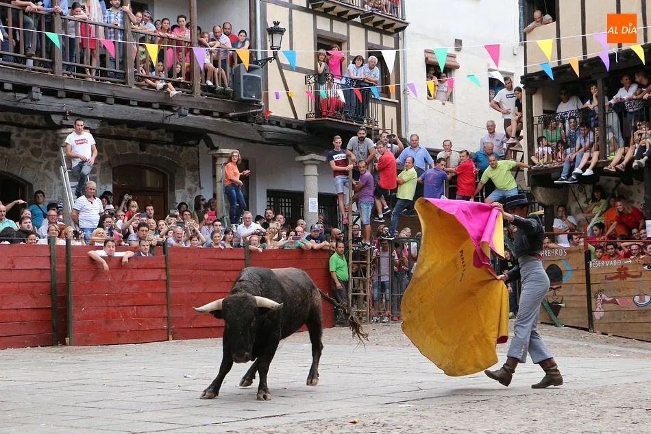 Foto 11 - La plaza se llena de color, diversi&oacute;n y toros