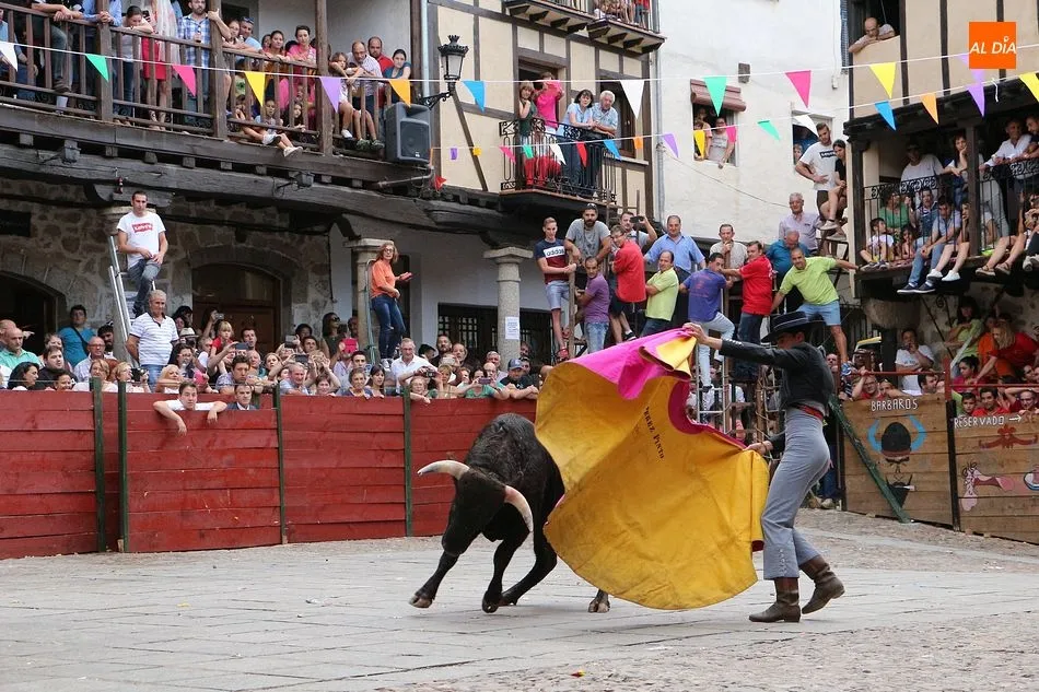 Foto 9 - La plaza se llena de color, diversi&oacute;n y toros