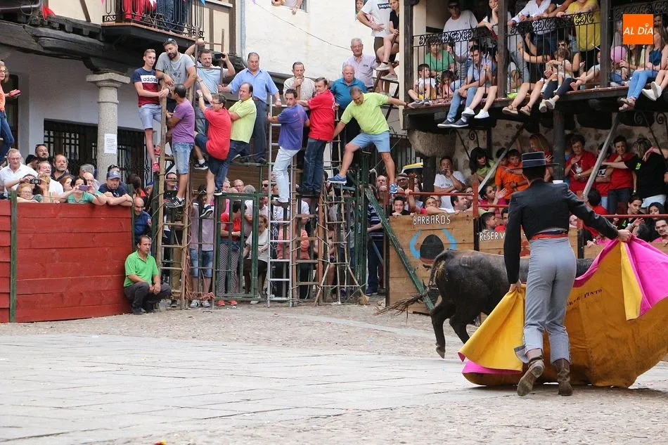 Foto 8 - La plaza se llena de color, diversi&oacute;n y toros