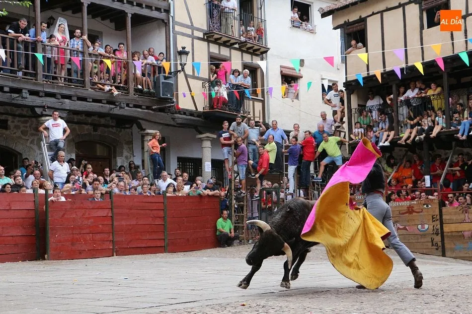 Foto 6 - La plaza se llena de color, diversi&oacute;n y toros
