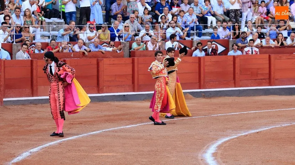 El público asistente recibió a la terna con una sonora ovación. Foto: Miguel Hernández