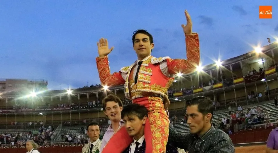 La segunda oreja le abría a Chaves veinte años después la puerta del cielo de Salamanca. Foto: Miguel Hernández