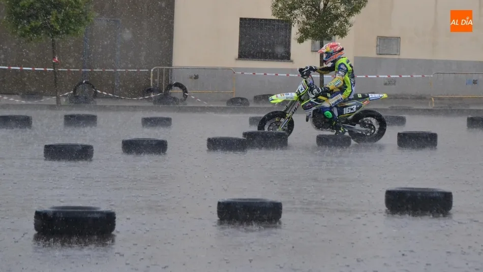 Un brutal aguacero devuelve todo el sabor de antaño a la Concentración Mototurística  