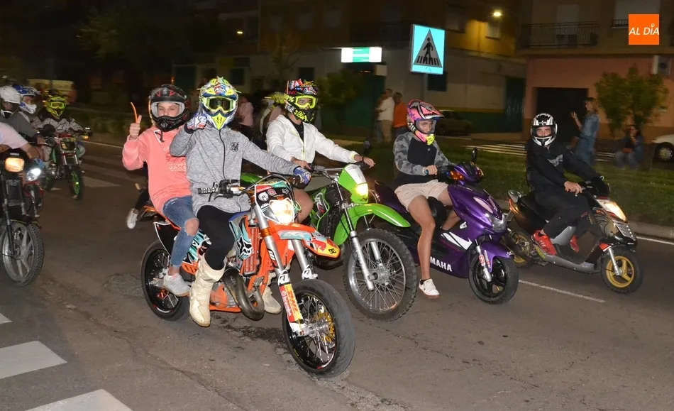 Unas 175 monturas recorren las calles en la clásica ruta nocturna  