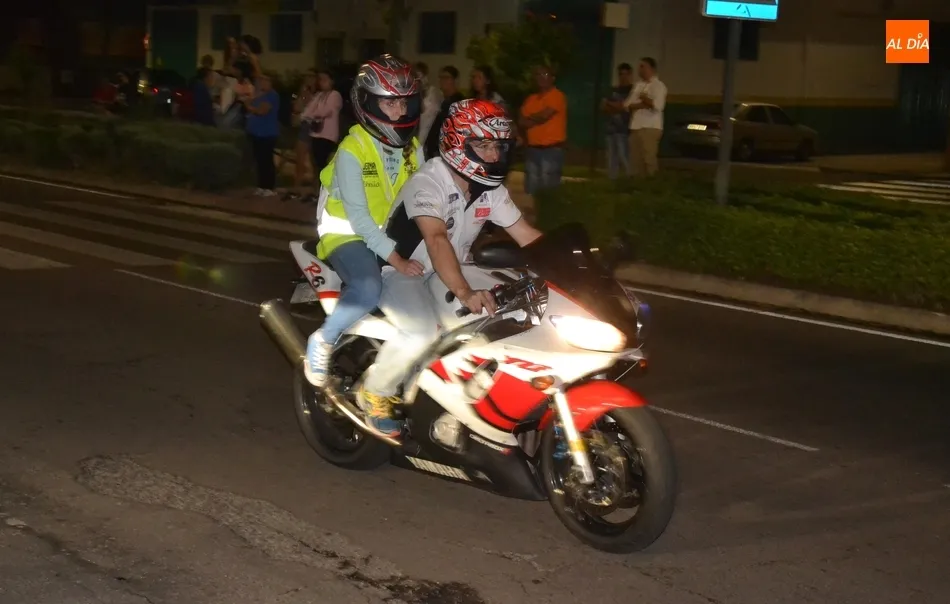 Foto 10 - Unas 175 monturas recorren las calles en la cl&aacute;sica ruta nocturna  