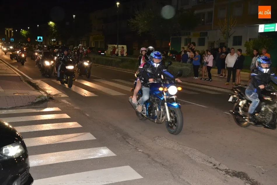 Foto 11 - Unas 175 monturas recorren las calles en la cl&aacute;sica ruta nocturna  