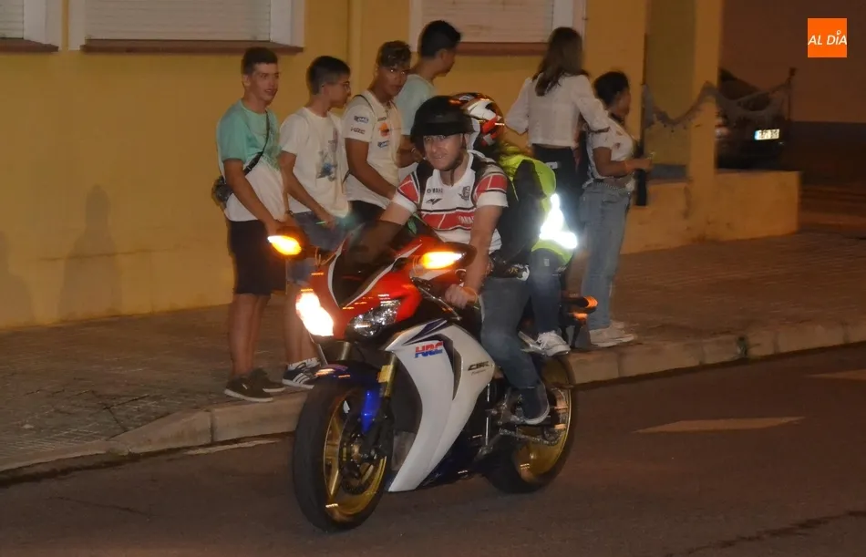 Foto 8 - Unas 175 monturas recorren las calles en la cl&aacute;sica ruta nocturna  