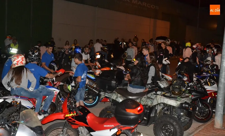 Foto 6 - Unas 175 monturas recorren las calles en la cl&aacute;sica ruta nocturna  
