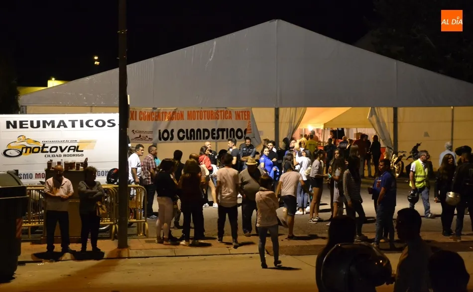 Foto 2 - Unas 175 monturas recorren las calles en la cl&aacute;sica ruta nocturna  