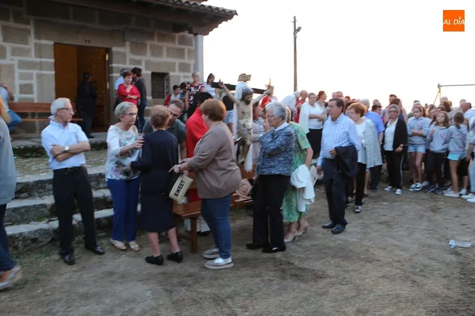 Foto 11 - El Cristo de las Batallas regresa a la ermita tras una intensa subasta