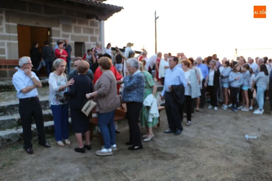 Foto 9 - El Cristo de las Batallas regresa a la ermita tras una intensa subasta