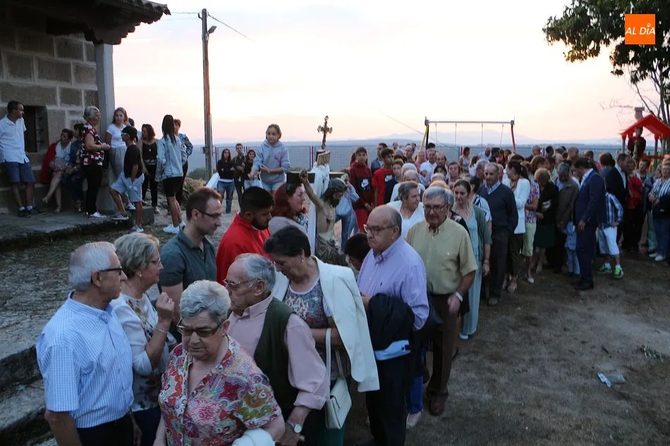 Foto 8 - El Cristo de las Batallas regresa a la ermita tras una intensa subasta