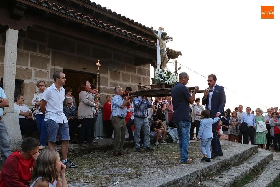 Foto 7 - El Cristo de las Batallas regresa a la ermita tras una intensa subasta