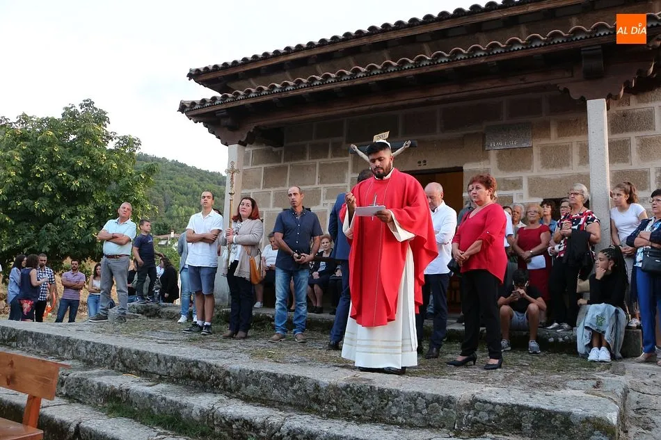 Foto 6 - El Cristo de las Batallas regresa a la ermita tras una intensa subasta