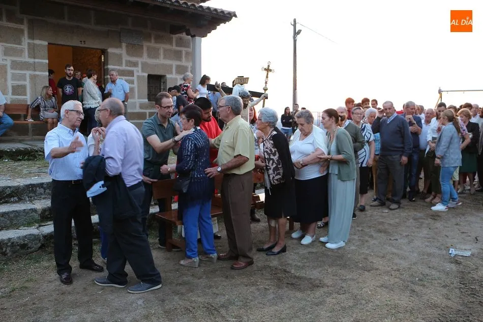 Foto 5 - El Cristo de las Batallas regresa a la ermita tras una intensa subasta