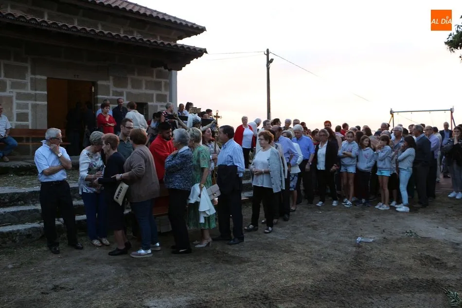 Foto 4 - El Cristo de las Batallas regresa a la ermita tras una intensa subasta