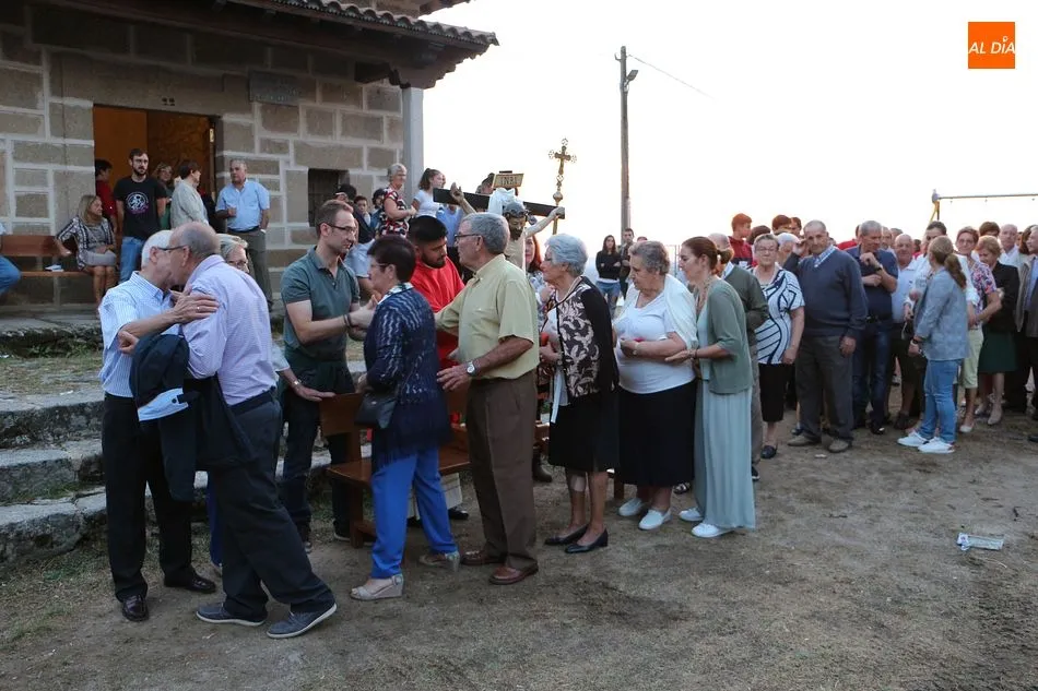 Foto 3 - El Cristo de las Batallas regresa a la ermita tras una intensa subasta