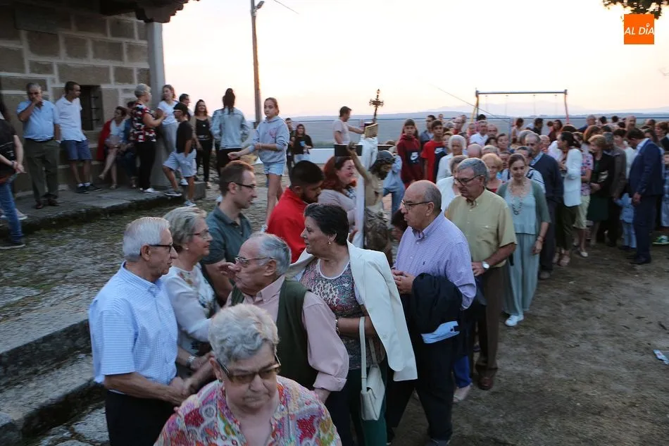 Foto 2 - El Cristo de las Batallas regresa a la ermita tras una intensa subasta