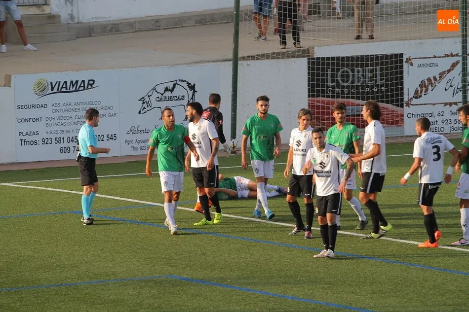 Imagen de archivo de un encuentro anterior entre el Guijuelo y el Burgos, con Ángel Sánchez, actual entrenador, como jugador