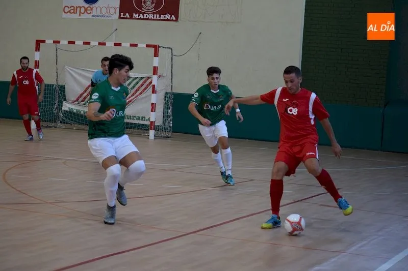 Jugadores del Piensos Durán Albense presionan a un rival