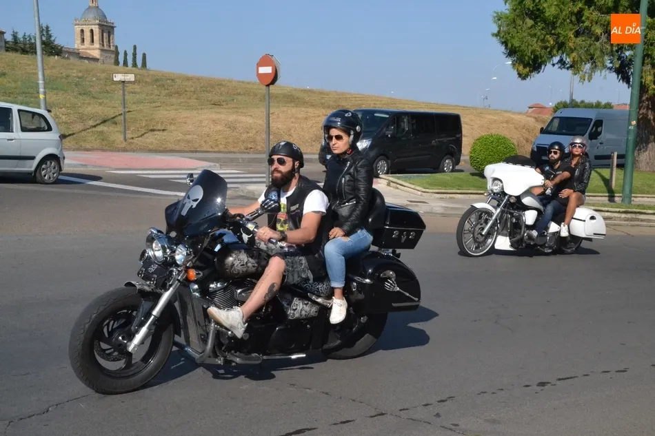 Medio centenar de moteros realiza una ruta hasta Serradilla del Arroyo  