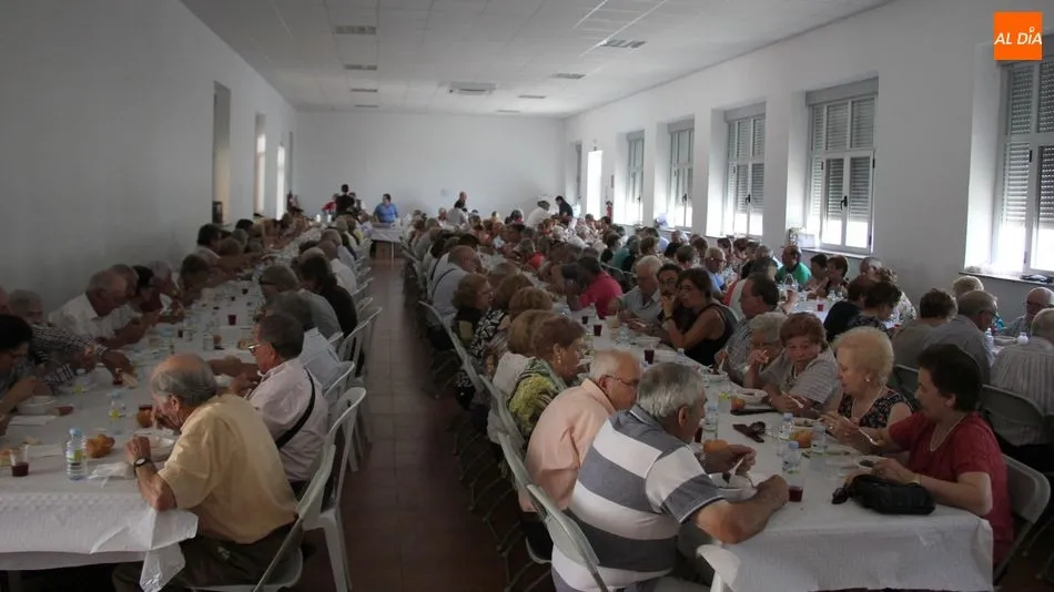 Unos 300 vecinos se juntaban para degustar la carne de novillo en Mieza