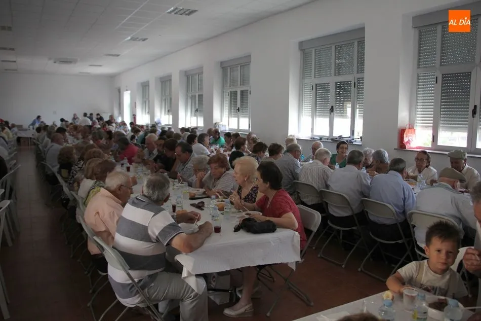 Foto 11 - Los vecinos de Mieza despiden las fiestas con una copiosa comida  