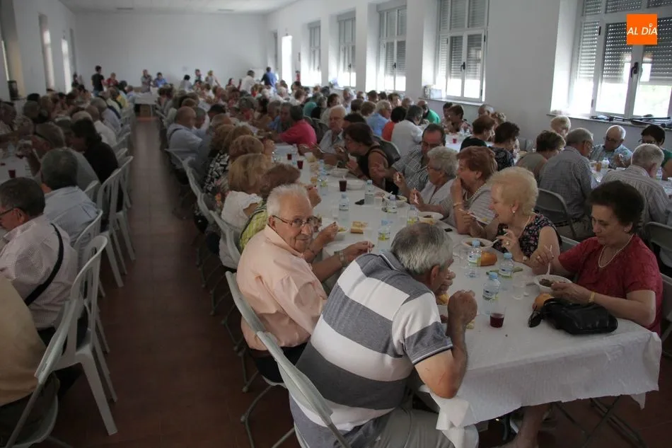 Foto 10 - Los vecinos de Mieza despiden las fiestas con una copiosa comida  