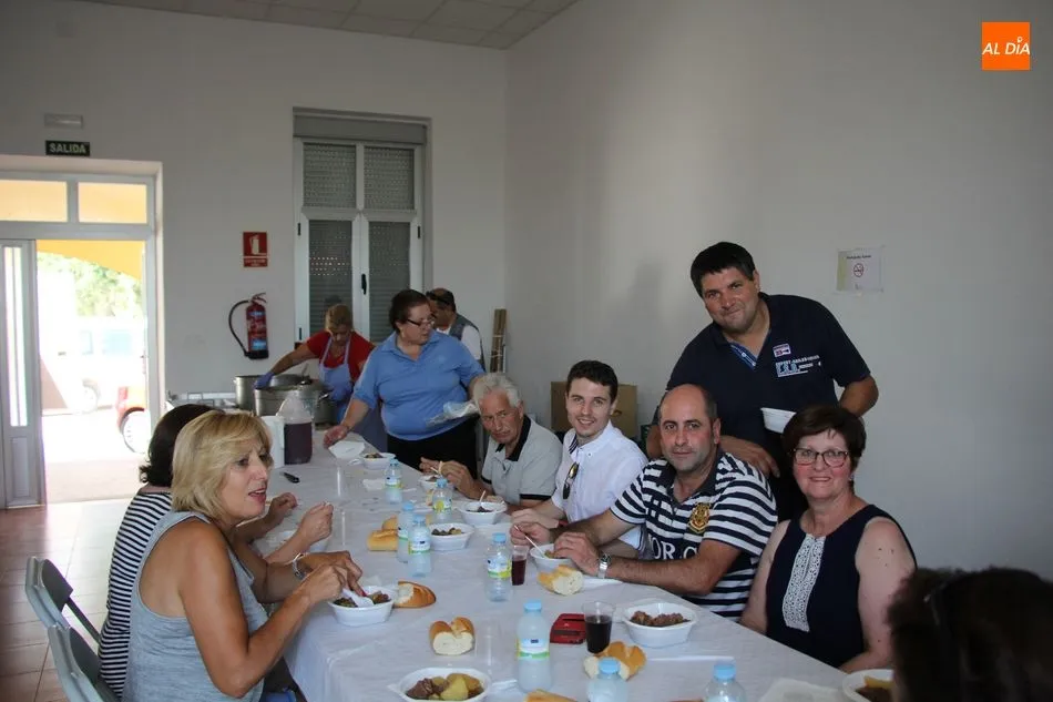 Foto 9 - Los vecinos de Mieza despiden las fiestas con una copiosa comida  