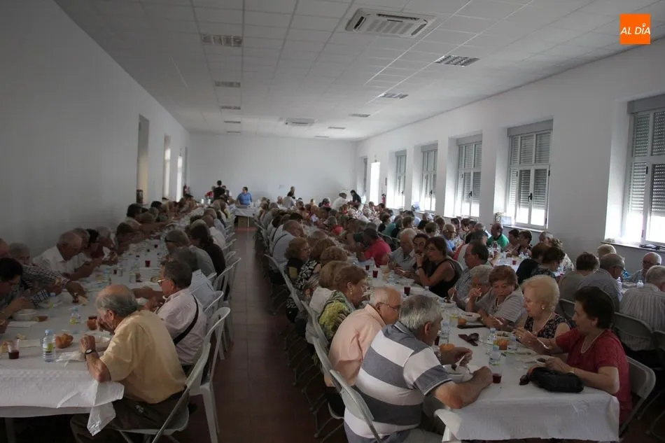Foto 8 - Los vecinos de Mieza despiden las fiestas con una copiosa comida  