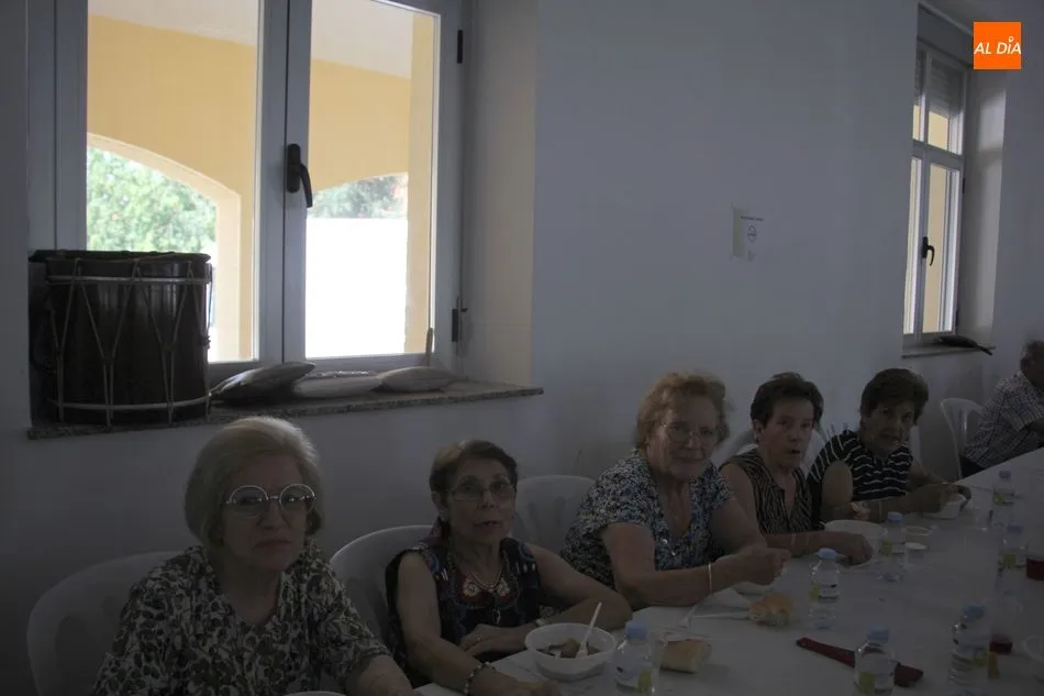 Foto 7 - Los vecinos de Mieza despiden las fiestas con una copiosa comida  