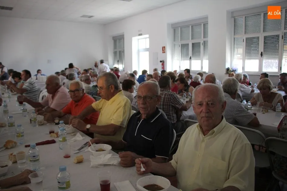 Foto 6 - Los vecinos de Mieza despiden las fiestas con una copiosa comida  