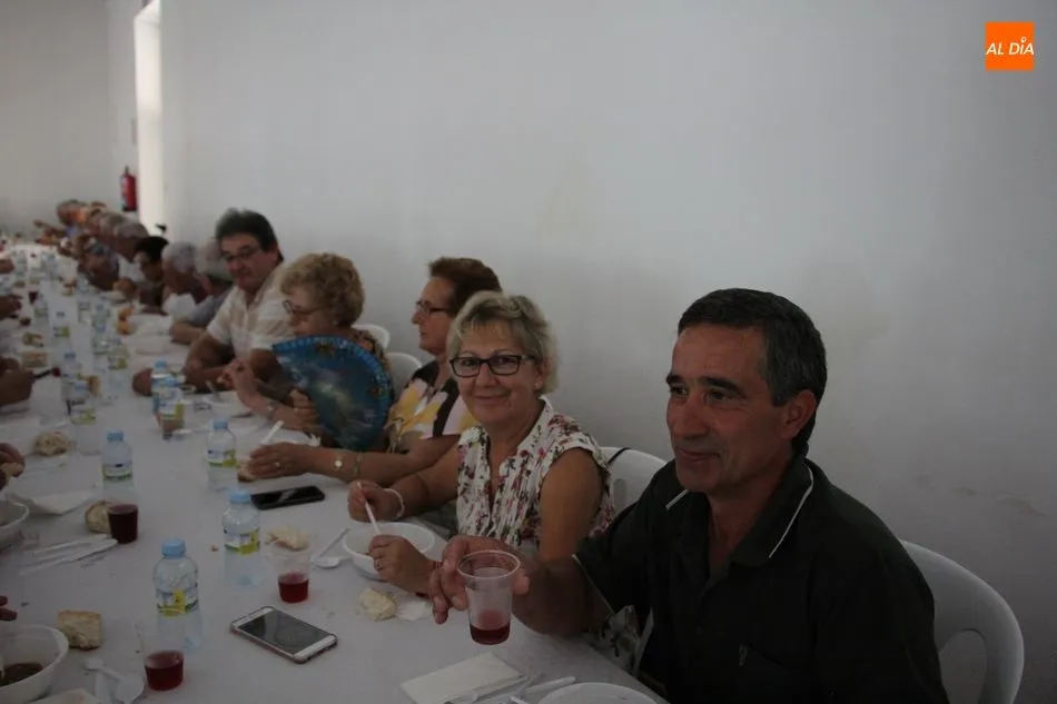 Foto 5 - Los vecinos de Mieza despiden las fiestas con una copiosa comida  
