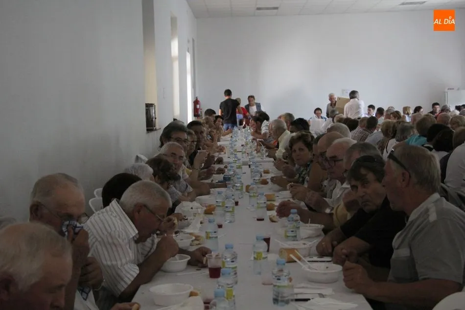 Foto 4 - Los vecinos de Mieza despiden las fiestas con una copiosa comida  