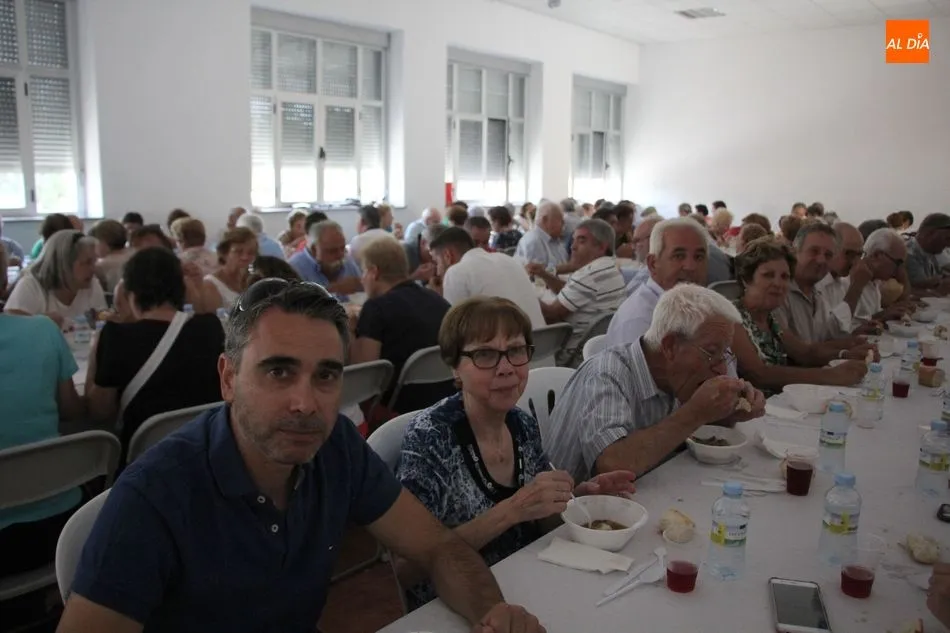 Foto 2 - Los vecinos de Mieza despiden las fiestas con una copiosa comida  