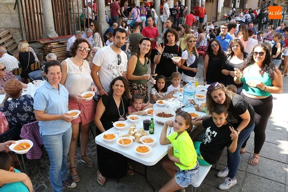 San Esteban llega al final de sus festejos con la tradicional comida de patatas meneás