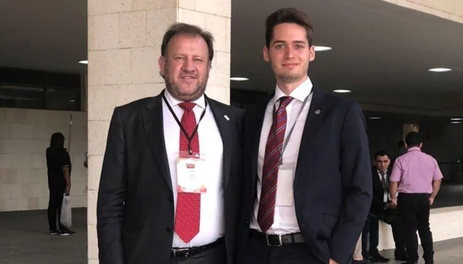 Lorenzo Bujosa, catedrático de la USAL, junto a Miguel Ramos González, estudiante del Grado en Derecho de la Universidad de Salamanca