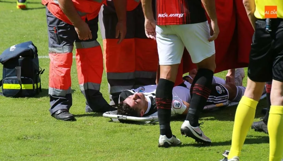 Pumar, en el momento de ser retirado en camilla. Foto: Alberto Martín