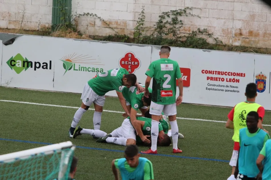 Los jugadores del CD Guijuelo celebran el gol de la victoria marcado por Carmona ante el Burgos