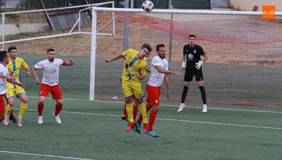 La Arandina se lleva los tres puntos ante un combativo Santa Marta (1-2)