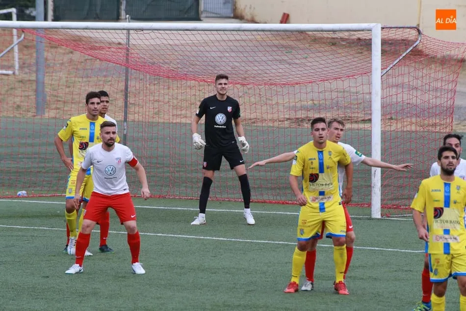 Foto 7 - La Arandina se lleva los tres puntos ante un combativo Santa Marta (1-2)