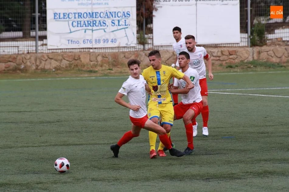 Foto 4 - La Arandina se lleva los tres puntos ante un combativo Santa Marta (1-2)