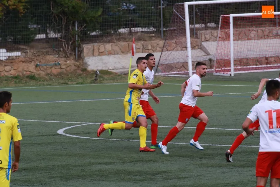 Foto 3 - La Arandina se lleva los tres puntos ante un combativo Santa Marta (1-2)