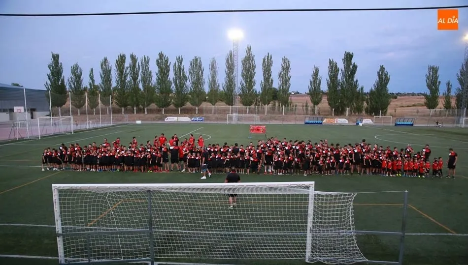 Foto de familia del Sporting Carbajosa. Fotos: Alberto Martín